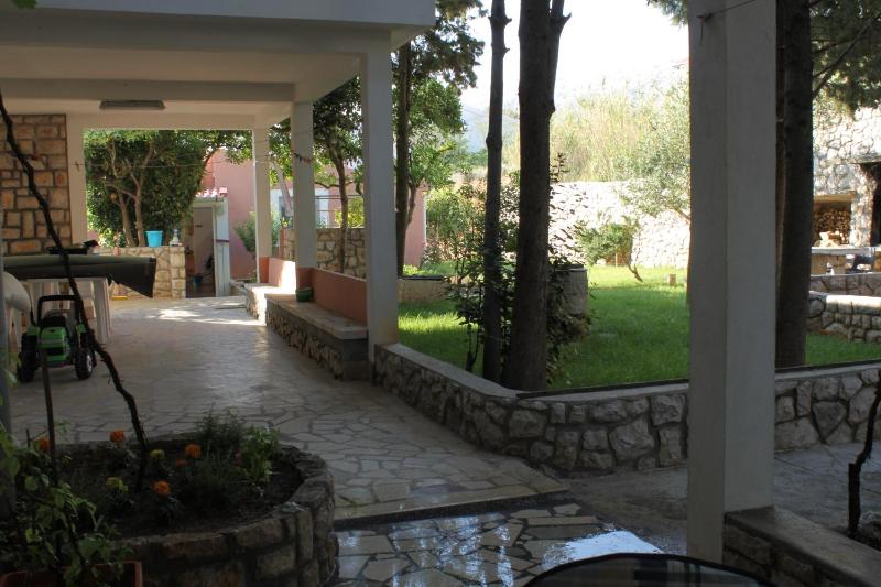 One-Bedroom Apartment with Terrace and Sea View image 3