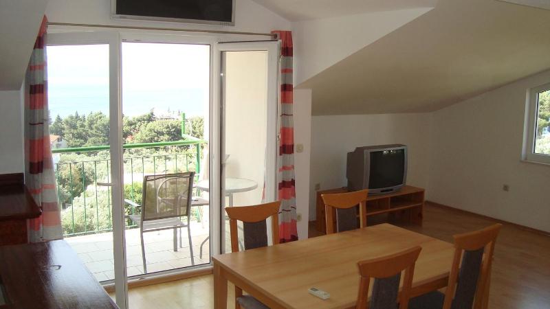 One-Bedroom Apartment with Balcony and Sea View image 4