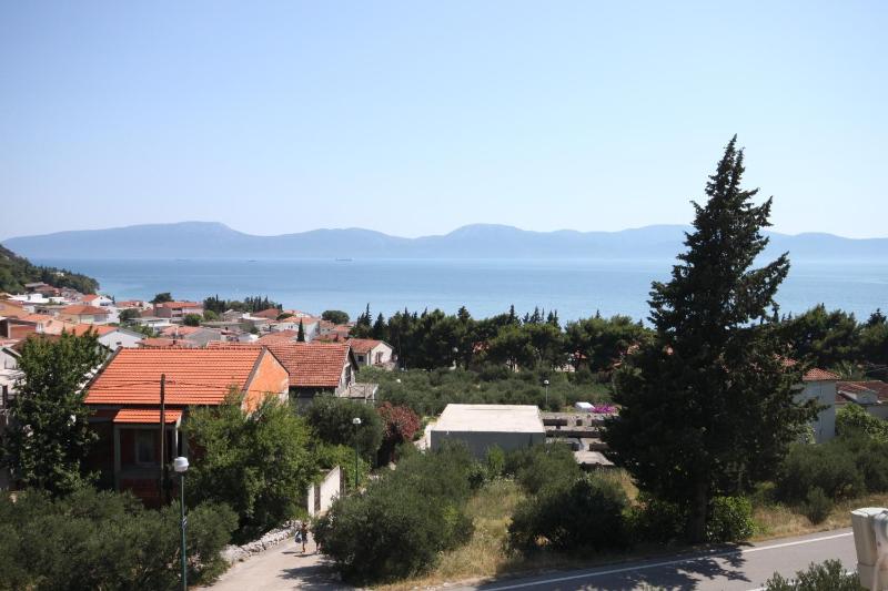 One-Bedroom Apartment with Balcony and Sea View image 2