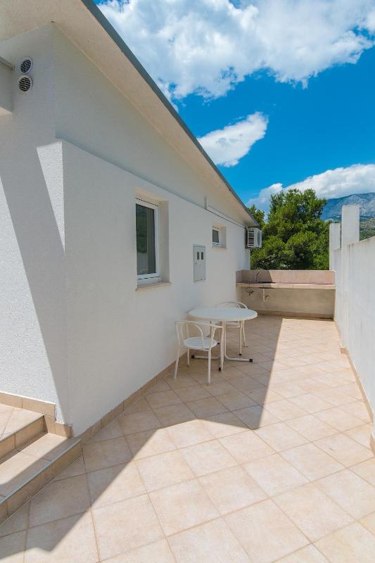 One-Bedroom Apartment with Terrace and Sea View image 4