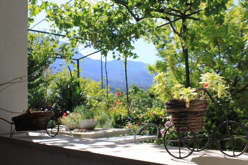 One-Bedroom Apartment with Terrace and Sea View image 3