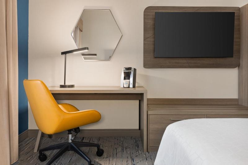 Standard King Room image 3
