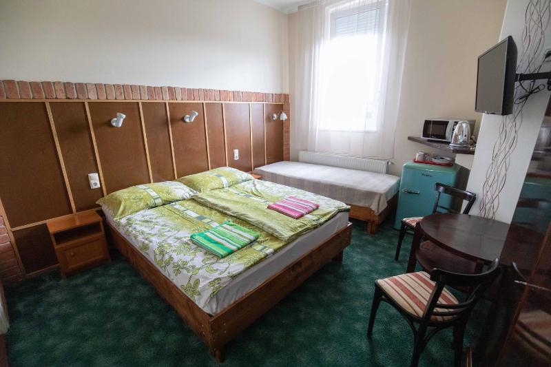 Standard Triple Room image 2