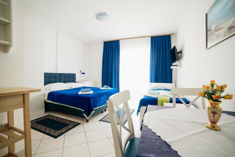 Studio with Balcony and Sea View image 4