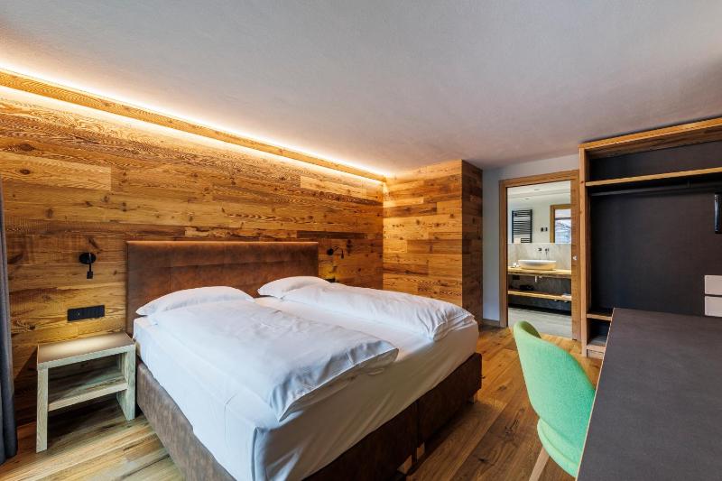Double Room image 3