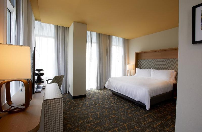 Standard King Room image 3