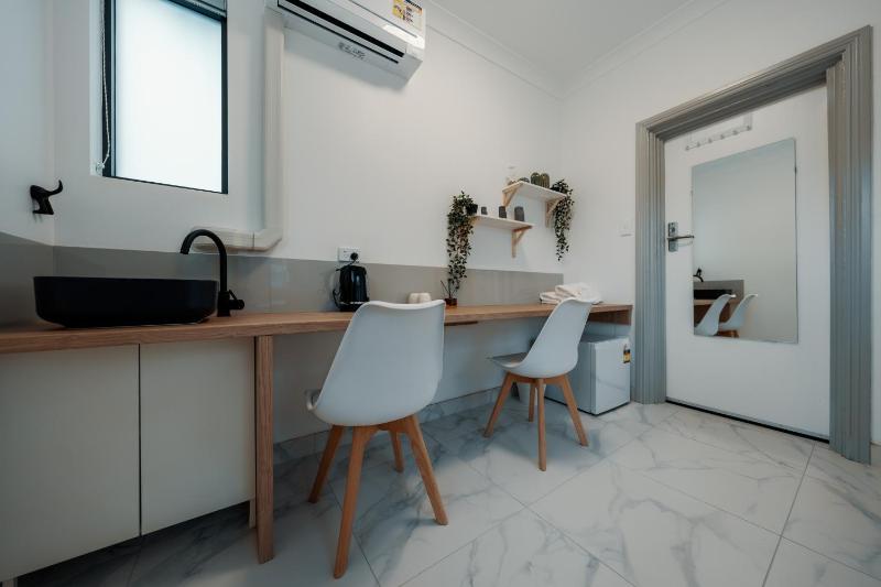 Queen Room with Shared Bathroom image 4