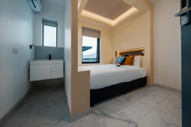 Queen Room with Shared Bathroom image 1