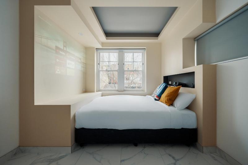 Deluxe Room with Street View - with Shared Bathroom image 1