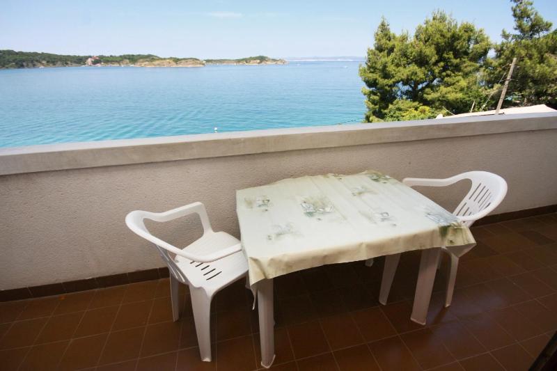 One-Bedroom Apartment with Balcony and Sea View image 3