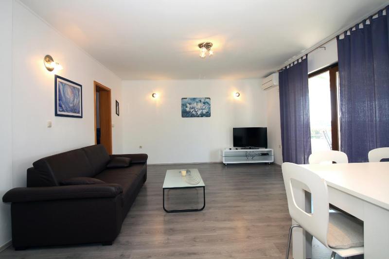 One-Bedroom Apartment with Balcony and Sea View image 1