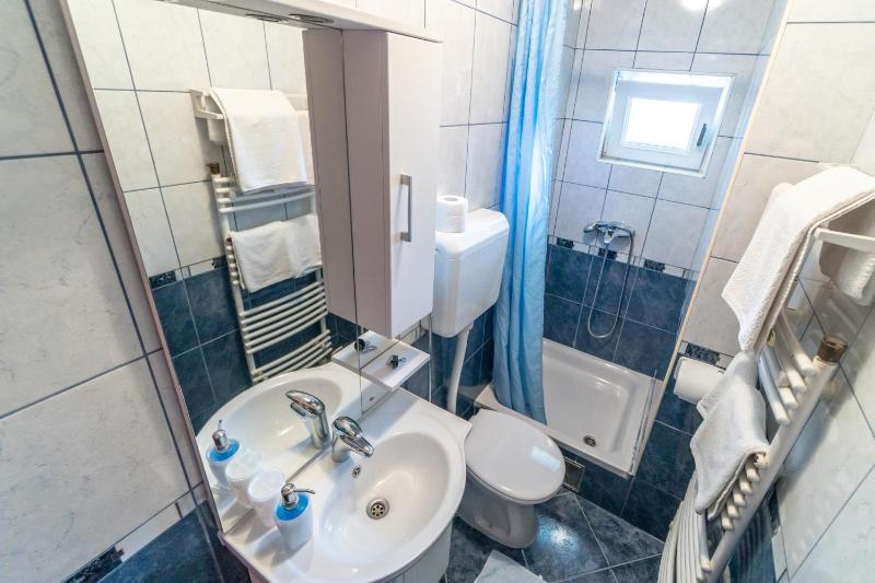Double Room with Balcony and Sea View image 3