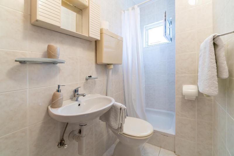 Double Room with Balcony and Sea View image 4
