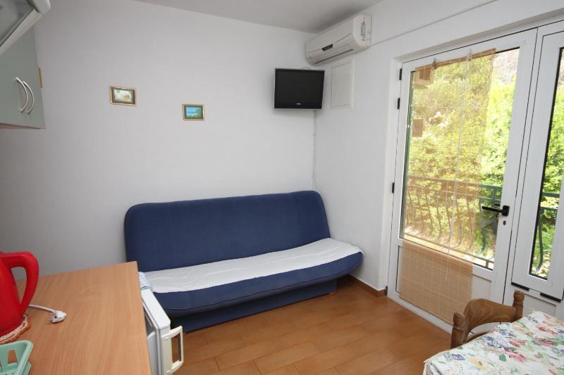 One-Bedroom Apartment with Balcony and Sea View image 1