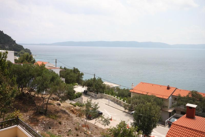 One-Bedroom Apartment with Balcony and Sea View image 3