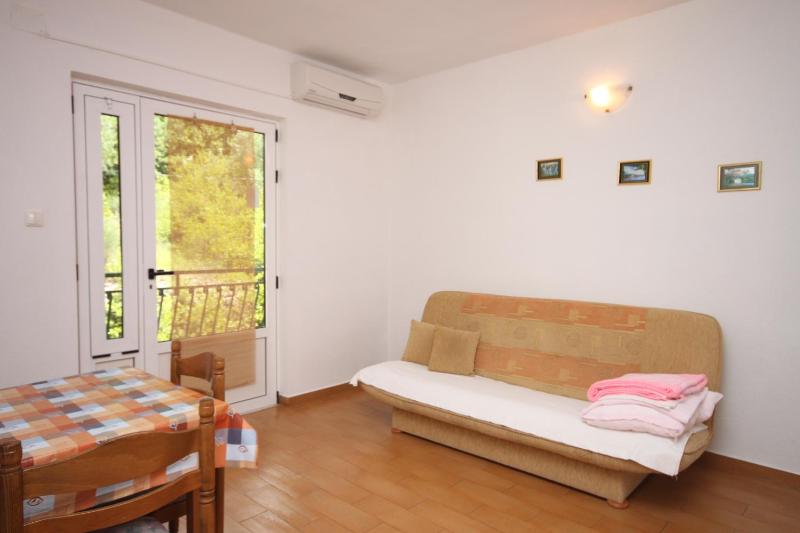 One-Bedroom Apartment with Balcony and Sea View image 1