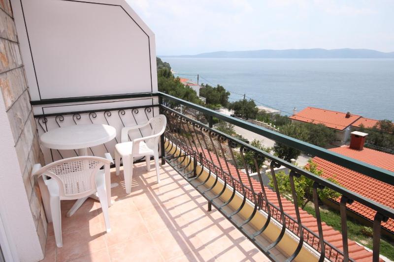One-Bedroom Apartment with Balcony and Sea View image 4