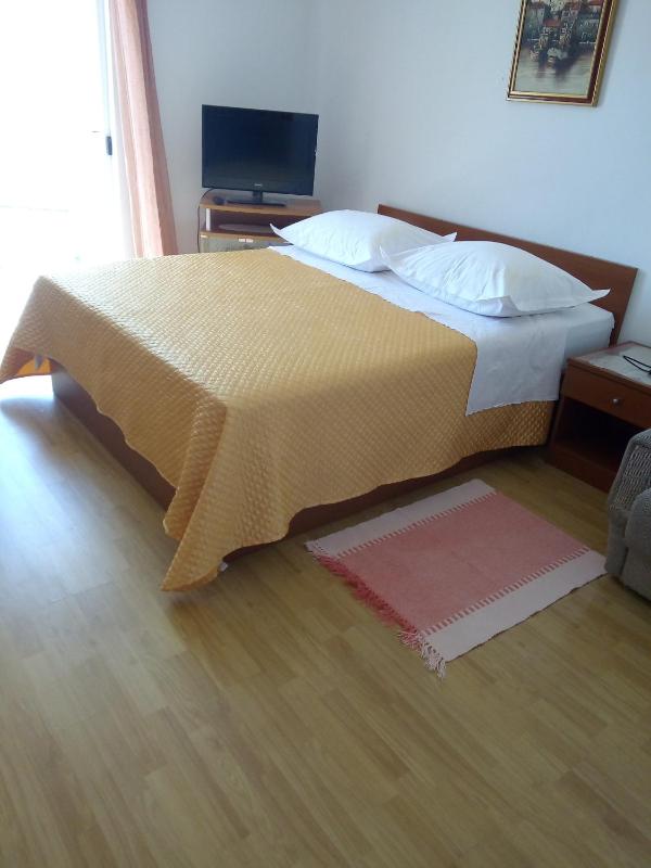 One-Bedroom Apartment with Balcony and Sea View image 1