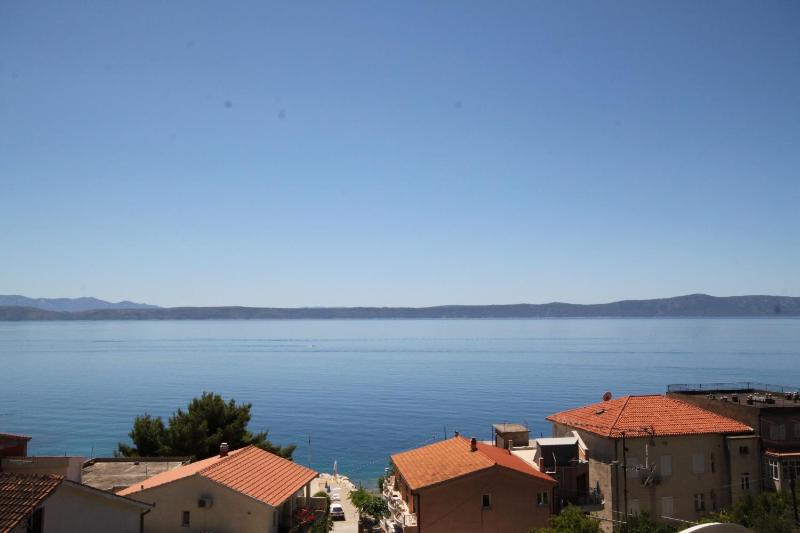 One-Bedroom Apartment with Balcony and Sea View image 4