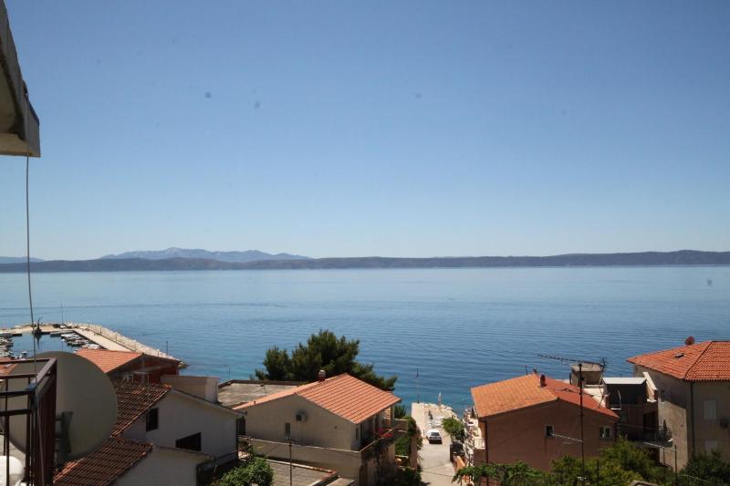 One-Bedroom Apartment with Balcony and Sea View image 2