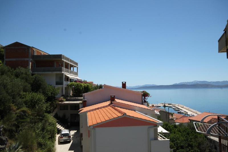 One-Bedroom Apartment with Balcony and Sea View image 3