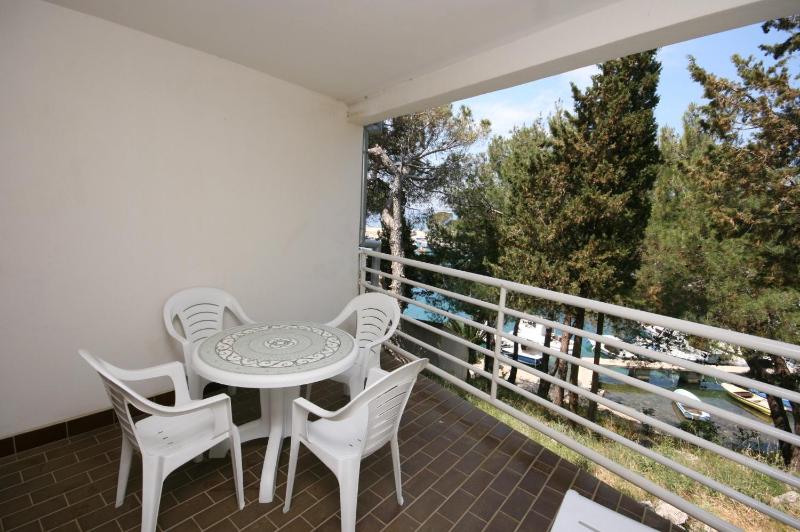 One-Bedroom Apartment with Terrace and Sea View image 4
