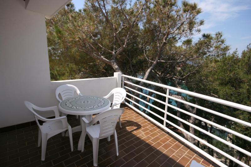 One-Bedroom Apartment with Terrace and Sea View image 4