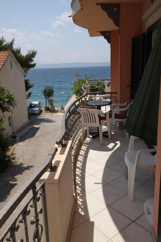One-Bedroom Apartment with Balcony and Sea View image 4