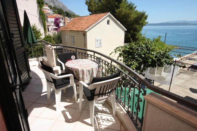 One-Bedroom Apartment with Balcony and Sea View image 3