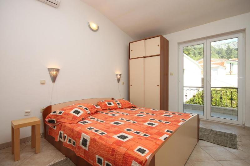 One-Bedroom Apartment with Balcony and Sea View image 1