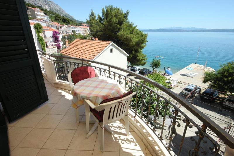 One-Bedroom Apartment with Balcony and Sea View image 3