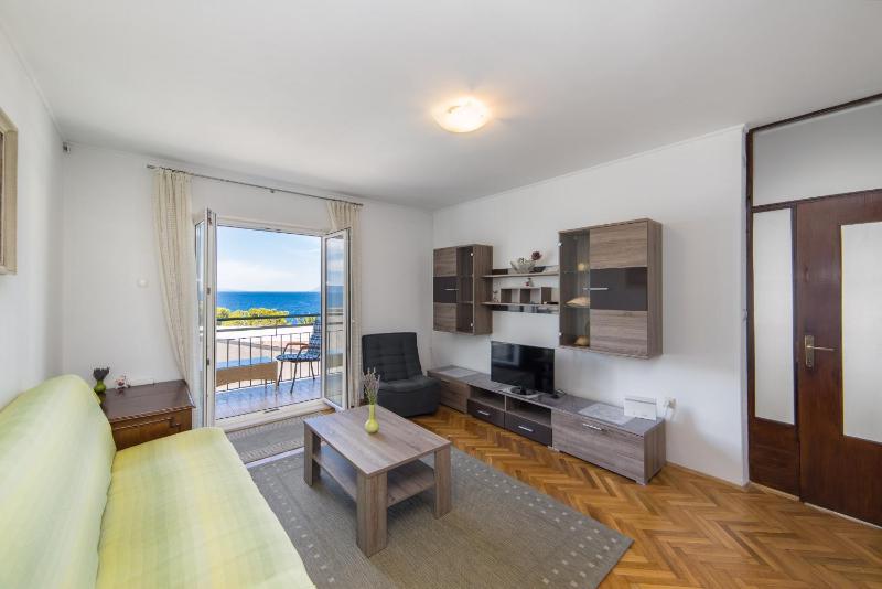Three-Bedroom Apartment with Terrace and Sea View image 1