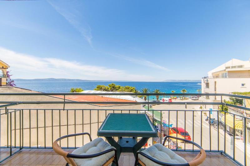 Three-Bedroom Apartment with Terrace and Sea View image 3