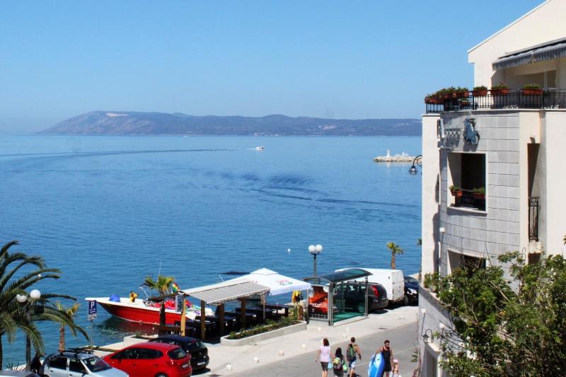 Three-Bedroom Apartment with Terrace and Sea View image 2