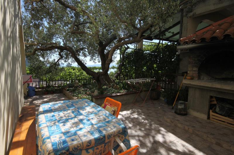 One-Bedroom Apartment with Terrace and Sea View image 3
