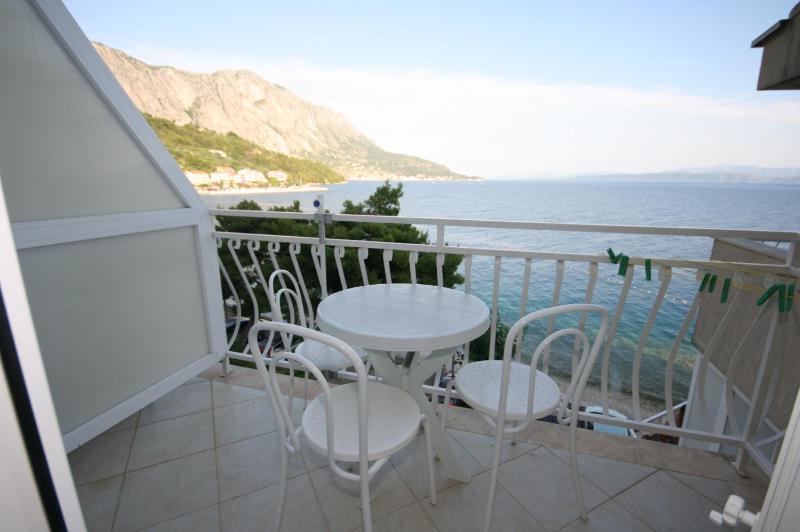 One-Bedroom Apartment with Balcony and Sea View image 4
