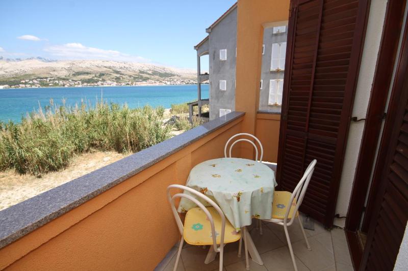 One-Bedroom Apartment with Balcony and Sea View image 4