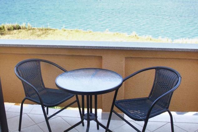 One-Bedroom Apartment with Balcony and Sea View image 3