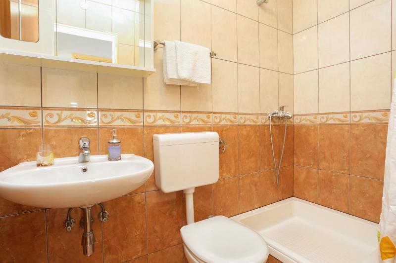 Apartments by the sea Brela Makarska - 6688 - image 7