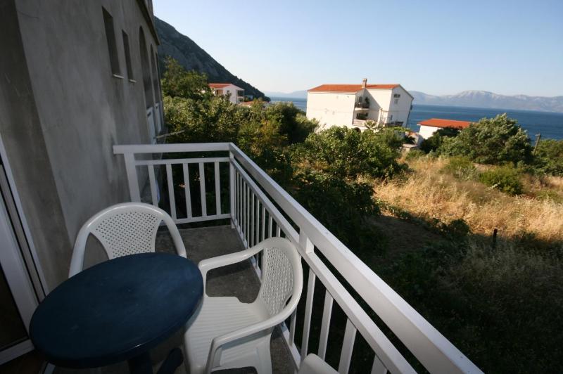 One-Bedroom Apartment with Balcony and Sea View image 3