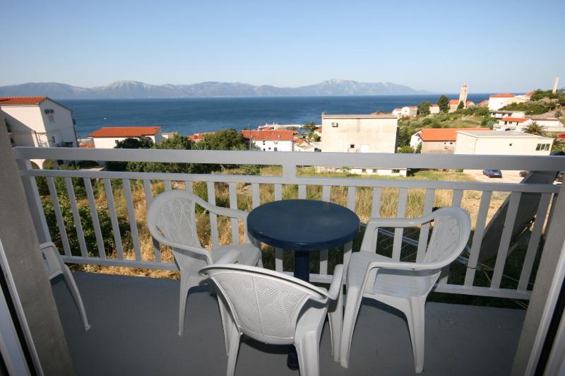 One-Bedroom Apartment with Balcony and Sea View image 3