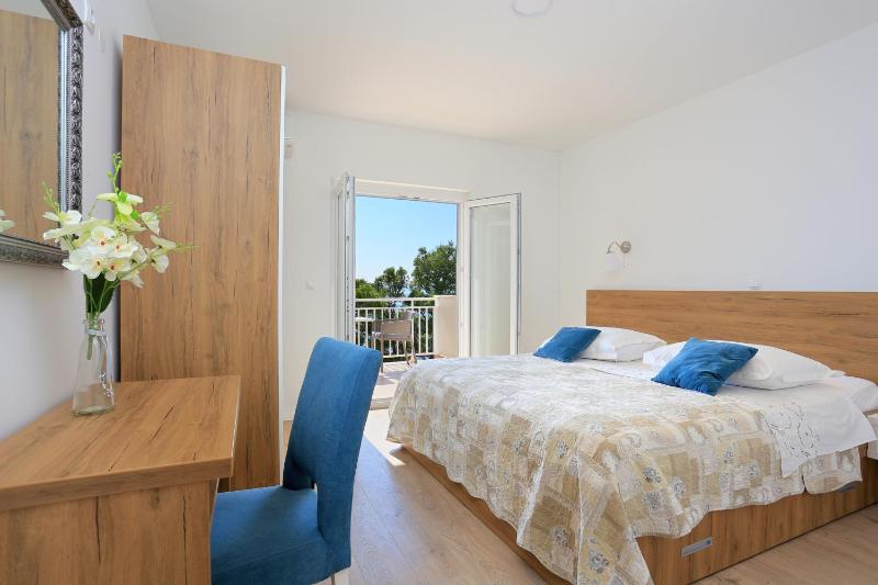 Apartments by the sea Brela Makarska - 6688 - image 20