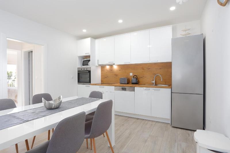 Apartments by the sea Brela Makarska - 6688 - image 12