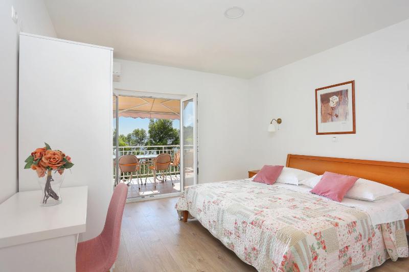 Apartments by the sea Brela Makarska - 6688 - image 40