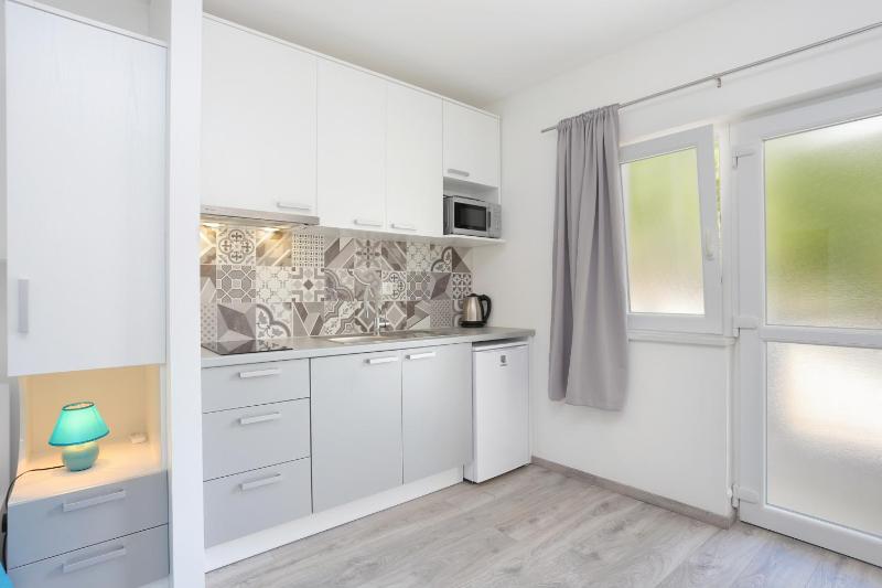 Apartments by the sea Brela Makarska - 6688 - image 11