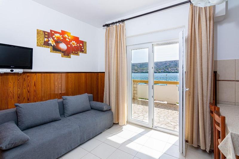 One-Bedroom Apartment with Terrace and Sea View image 1