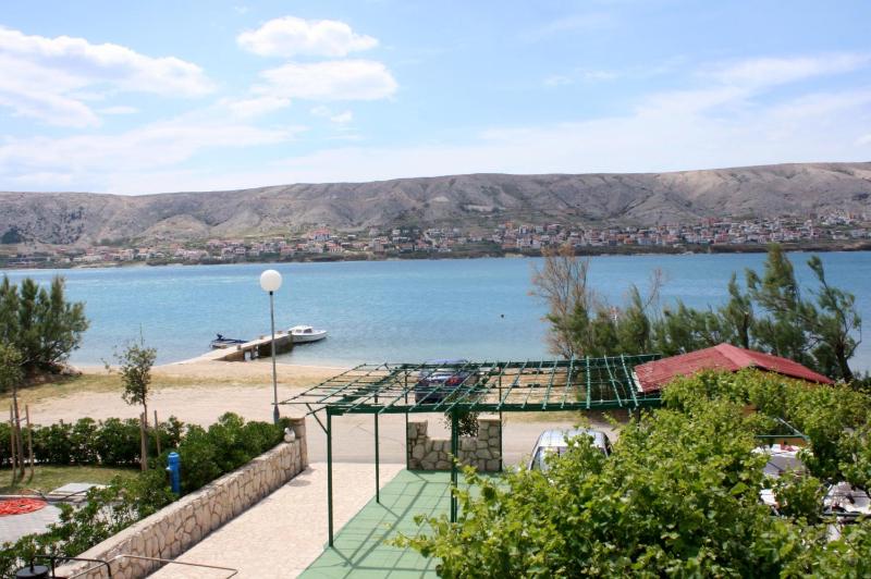 One-Bedroom Apartment with Terrace and Sea View image 3