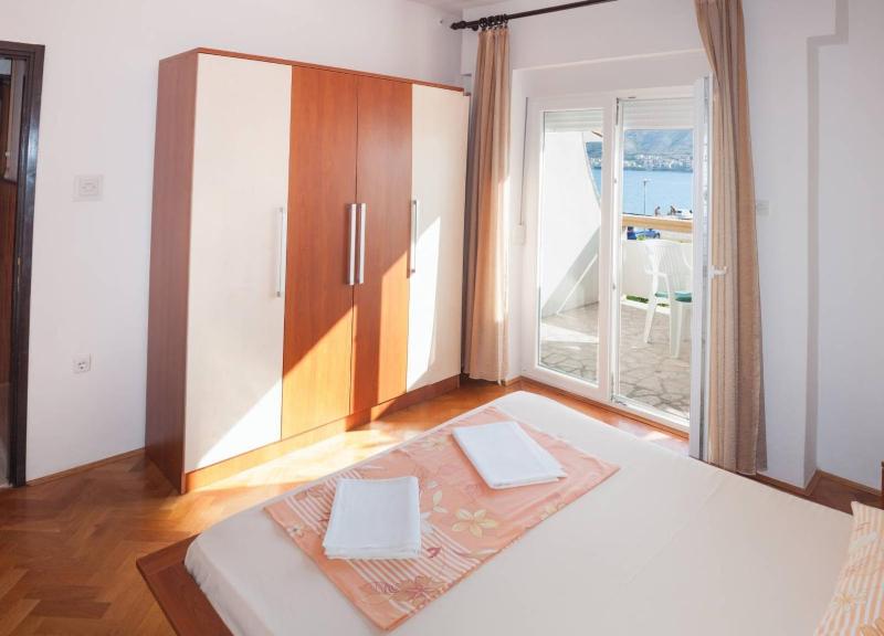 One-Bedroom Apartment with Terrace and Sea View image 4
