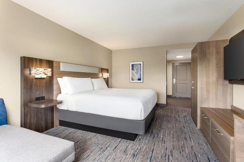 Standard King Room image 3