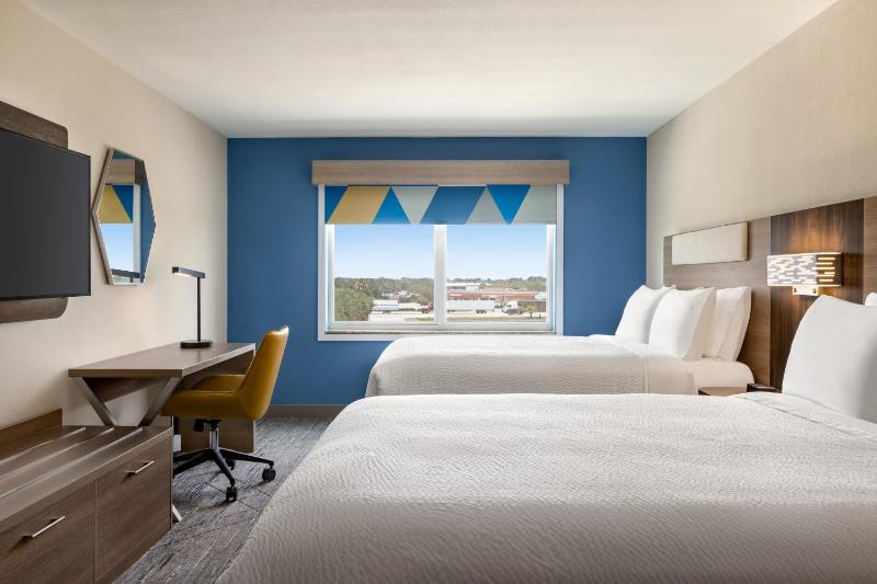 Standard Room with Two Queen Beds image 4